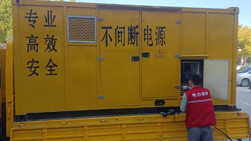 汤原柴油发电机组和UPS电源配合使用时，如何避免切换过程中的电力中断？